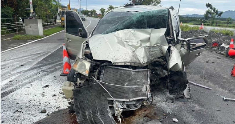 休旅車車頭爆開，零件散落一地，現場一片狼藉。（圖／翻攝畫面）