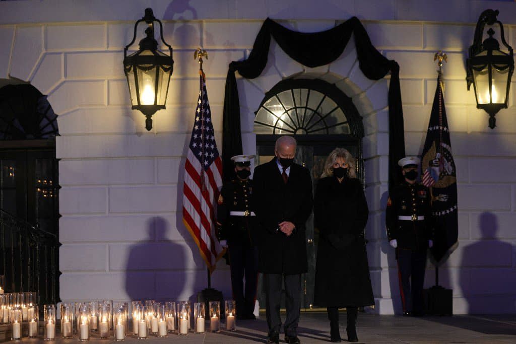 Le président américain Joe Biden et son épouse Jill Biden lors d'un hommage rendu en février aux 500.000 victimes du Covid-19 aux États-Unis. - Alex Wong / Getty Images North America / Getty Images