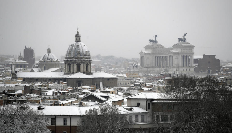 Una vista del paisaje de Roma, con el Monumento al Soldado Desconocido a la derecha, tras una nevada el lunes 26 de febrero de 2018. (AP Foto/Alessandra Tarantino)