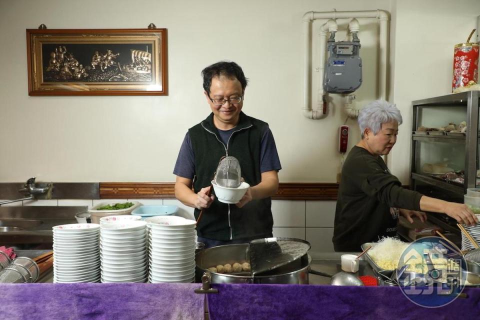 「鄭家切仔麵」風味乾淨，米粉湯湯醇鮮美，歸功於兩代老闆對料理細節很上心。（何宗昇攝）