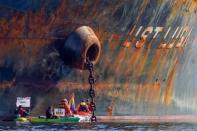 <p>Les activistes de Greenpeace enchaînés au pétrolier&nbsp;«Ust Luga» dans le fjord d’Oslo, en Norvège, le 25 avril 2022.</p>