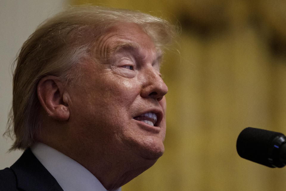 El presidente Donald Trump habla durante una recepción del Mes de la Herencia Hispana en la Sala Este de la Casa Blanca en Washington el viernes 27 de septiembre de 2019. (AP Foto/Carolyn Kaster)