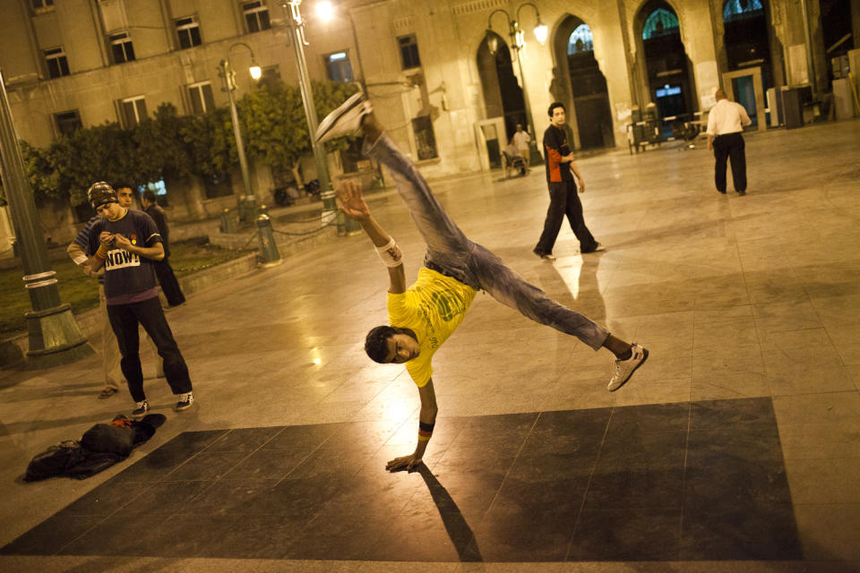 El breaking ha llegado a países tan lejanos y culturalmente distintos de Estados Unidos como, por ejemplo, Egipto. En esta foto de 2011, un adolescente egipcio baila en la plaza Tahrir de El Cairo, Egipto. (Foto: AP)