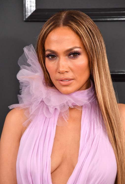 The eternally youthful Jennifer Lopez looked gorgeous when she walked onto the red carpet sporting this smokey purple eye look. She kept her hair in her trademark poker straight style, leaving her dewy make-up to shine.