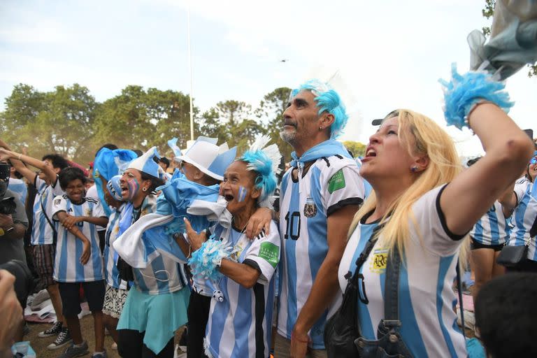 Festejos de hinchas argentinos en las inmediaciones de la Plaza Seeber, en Palermo, en donde están ubicadas las pantallas gigantes para ver a la selección 