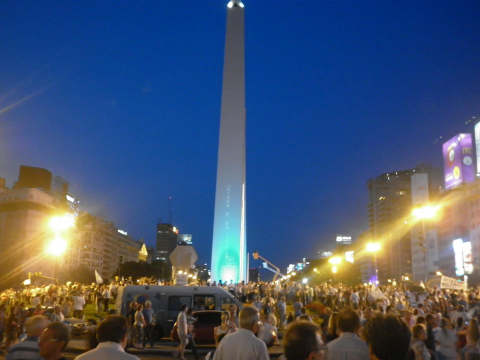 Manifestantes del 8N en Plaza de Mayo y Obelisco.