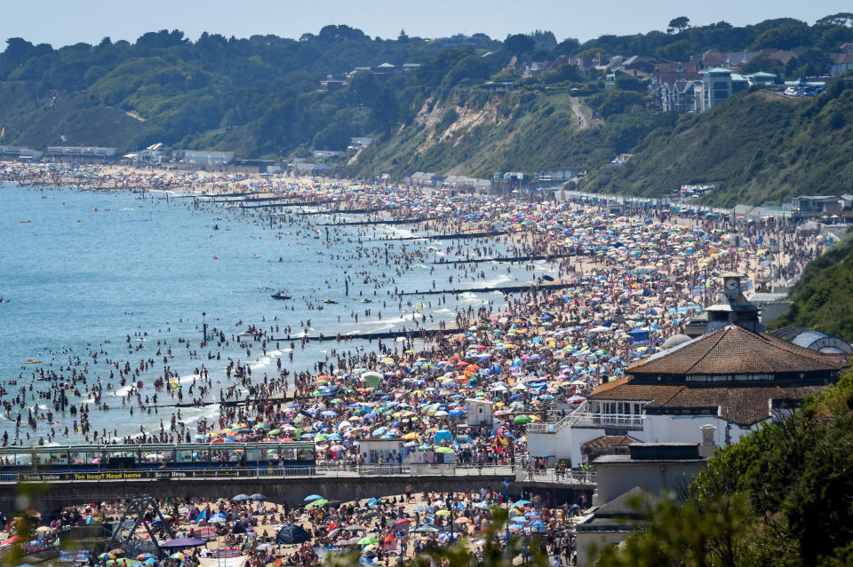 Überfüllter Strand in Bournemouth (Bild: Finnbarr Webster/Getty Images)