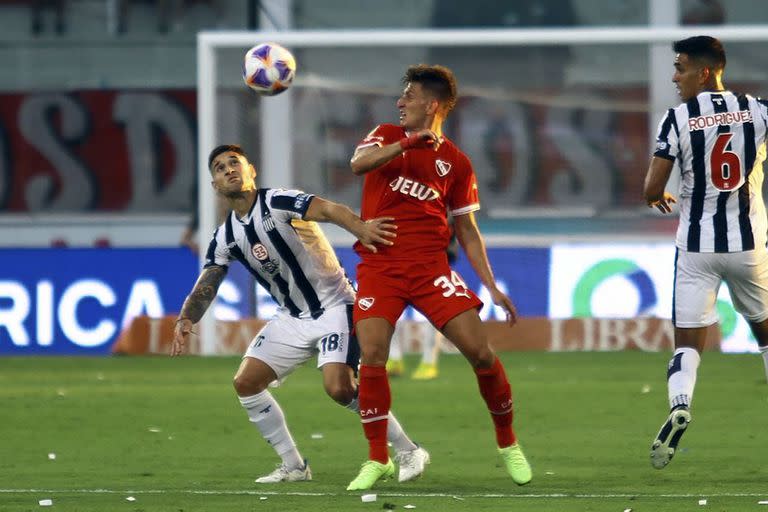 Rodrigo Villagra y Matías Giménez no pierden de vista la pelota; un buen comienzo de Independiente en la Liga Profesional, con un 1-0 a Talleres en Córdoba.