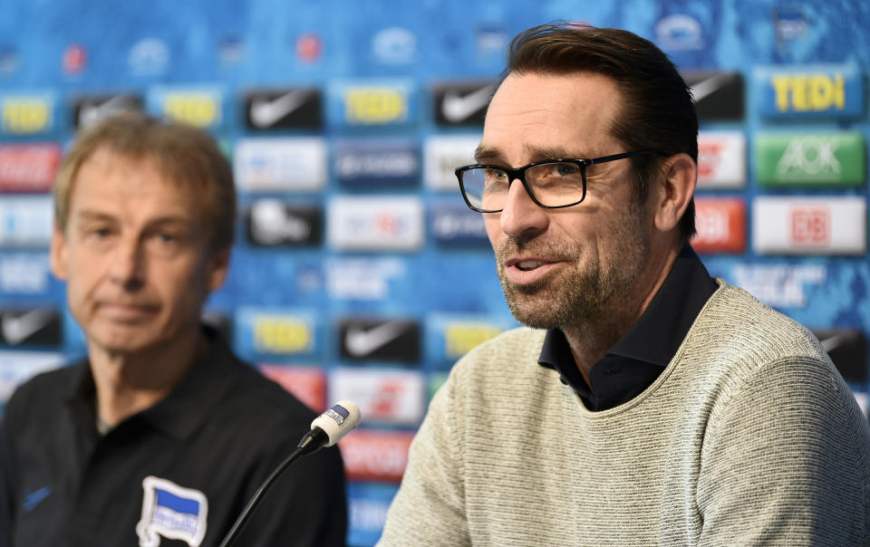 Michael Preetz stellte Jürgen Klinsmann im November 2019 als Hertha-Trainer vor. (Bild: Getty Images)