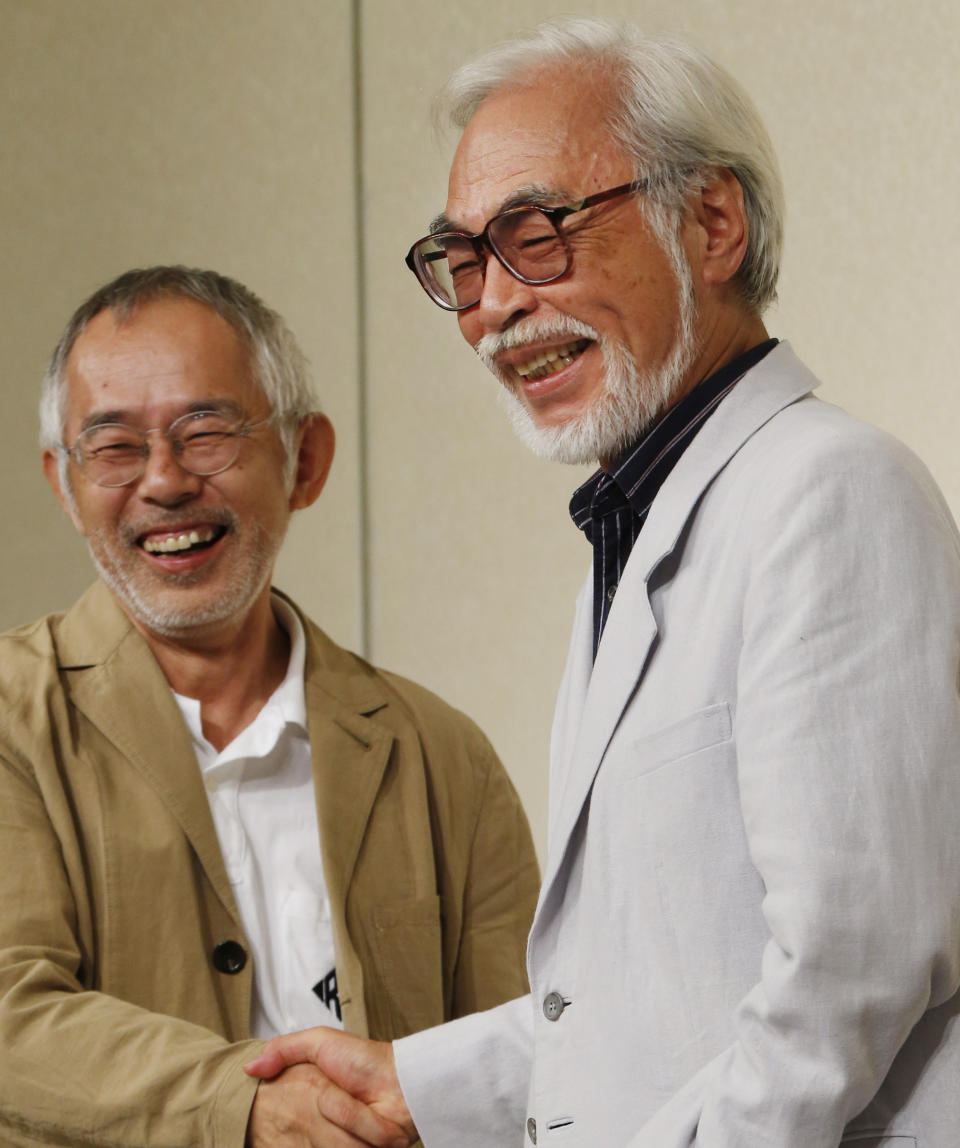 ARCHIVO - Hayao Miyazaki, a la derecha, uno de los directores más admirados y exitosos de la animación japonesa, sonríe con Toshio Suzuki, presidente y productor de Studio Ghibli Inc., mientras se dan la mano durante una conferencia de prensa sobre su retiro en Tokio el 6 de septiembre de 2013. Miyazaki volvió de su retiro y ganó el Oscar por el largometraje animado “Kimitachi wa dô ikiru ka” (“El niño y la garza”) a los 83 años. (Foto AP/Koji Sasahara, archivo)