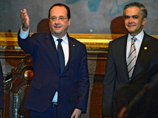 El presidente de Francia, François Hollande (I), luego de recibir del alcalde de Ciudad de México las llaves de la Ciudad, el 11 de abril de 2014. (AFP | Alfredo Estrella)