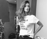 <p>‘Girls Can Do Anything’ (Las chicas pueden hacer cualquier cosa). Este es el mensaje feminista de la camiseta que acaba de estrenar Sara Carbonero. (Foto: Instagram / <a rel="nofollow noopener" href="https://www.instagram.com/p/Bs8aQlPBWCl/" target="_blank" data-ylk="slk:@saracarbonero;elm:context_link;itc:0;sec:content-canvas" class="link ">@saracarbonero</a>). </p>