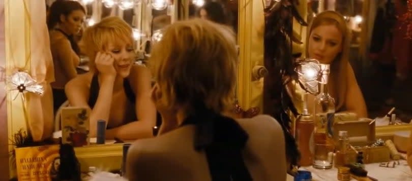 Sweet Pea and Rocket talking to each other in front of makeup mirrors in "Sucker Punch"