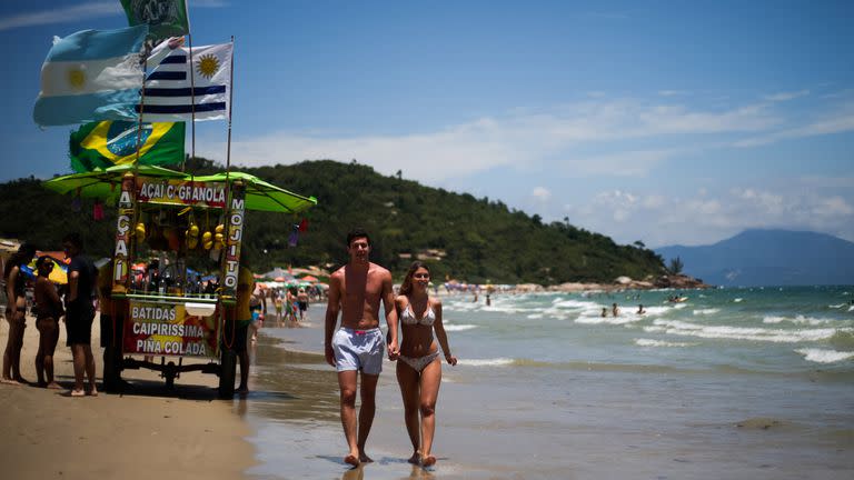 En Florianópolis los argentinos vuelven a ser protagonistas de las playas del sur de Brasil, se espera que esta temporada llegue un 27% más de visitantes que el año pasado; los turistas destacan los bajos precios y la buena predisposición de los comerciantes locales