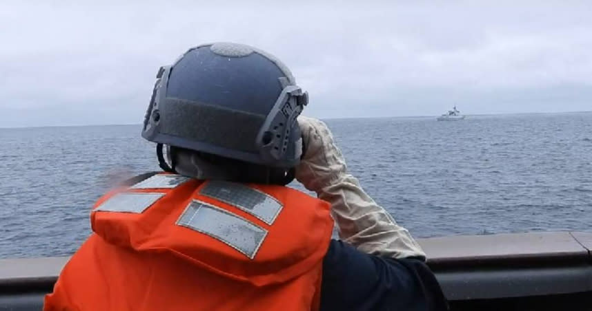 我海軍「班超艦」緊貼中共052D「紹興艦」監控畫面曝光。（圖／國防部提供）