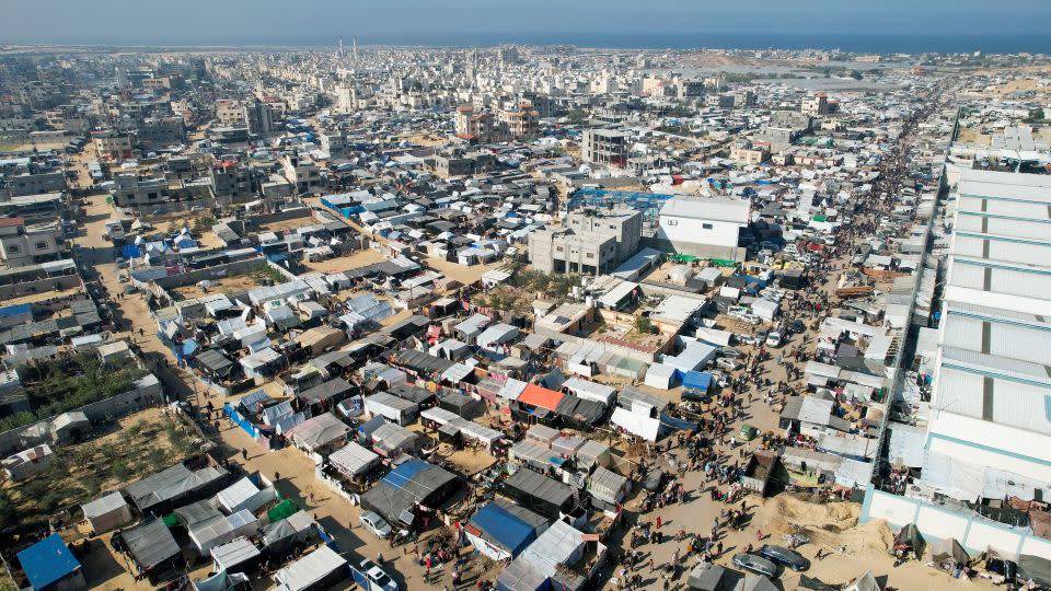 Displaced Palestinians, who fled their homes due to Israeli strikes, shelter in a tent camp, in Rafah, southern Gaza, December 29, 2023. - Shadi Tabatibi/Reuters