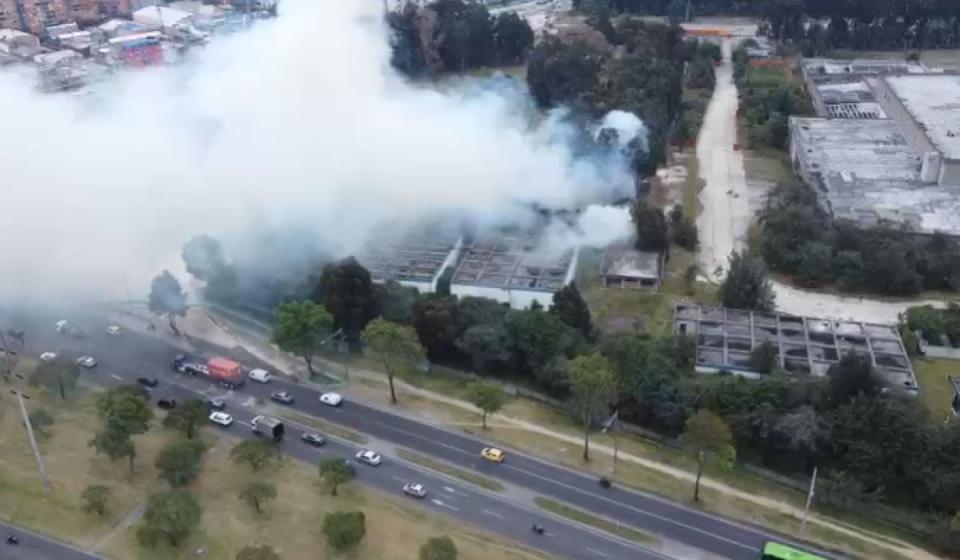 Incendio en la Av. Boyacá este lunes. Imagen: cortesía para Valora Analitik.