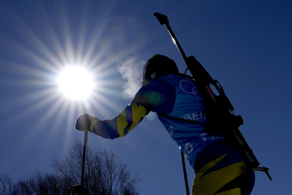 Un atleta durante un entrenamiento de biatlón previo a los Juegos Olímpicos de Beijing, el martes 1 de febrero de 2022, en Zhangjiakou, China. (AP Foto/Kirsty Wigglesworth)