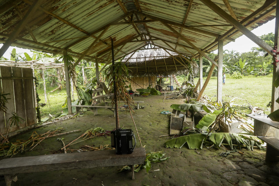 Un acordeón está en una banca dentro de un templo improvisado donde una mujer embarazada, cinco de sus hijos y un vecino fueron asesinados por miembros de una secta en El Terrón, Panamá, el viernes 17 de enero de 2020. (AP Foto/Arnulfo Franco)