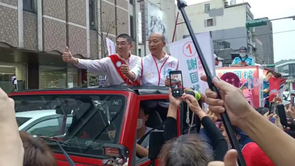 前高雄市長韓國瑜二十二日再度來到基隆，陪同國民黨市長候選人謝國樑車隊掃街。（記者楊耀華攝）