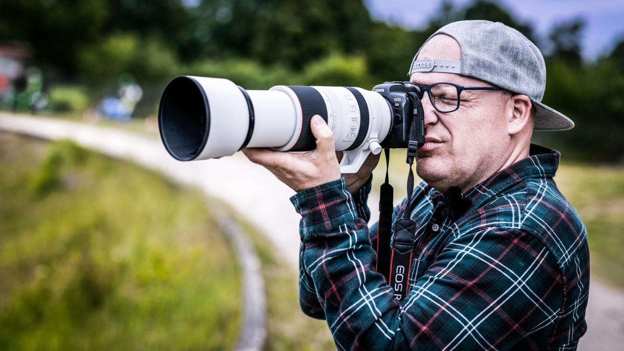  Photographer using Canon EOS R6 and Canon RF 100-500mm f/4.5-7.1L IS USM to photography sport 