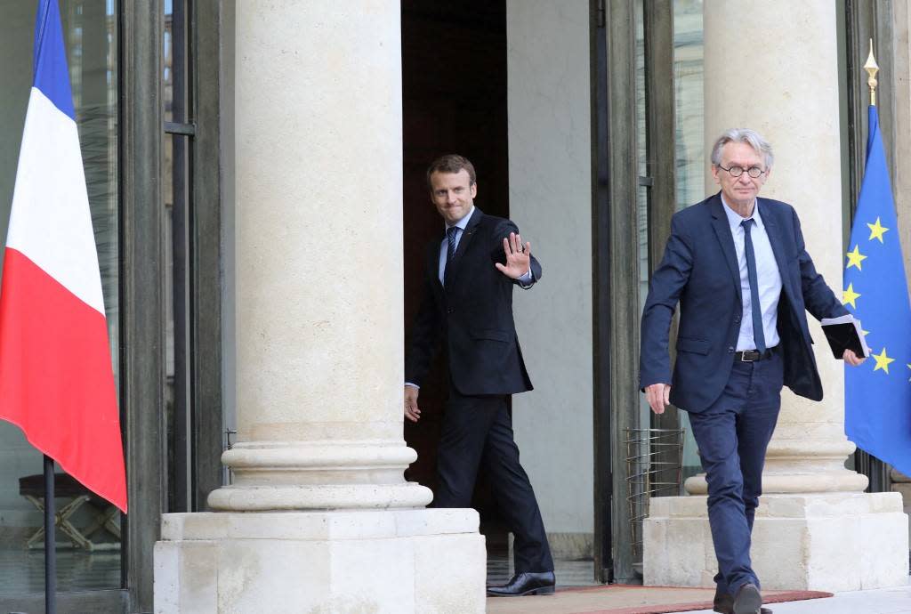 Emmanuel Macron et Jean-Claude Mailly devant l’Élysée, le 12 octobre 2017.