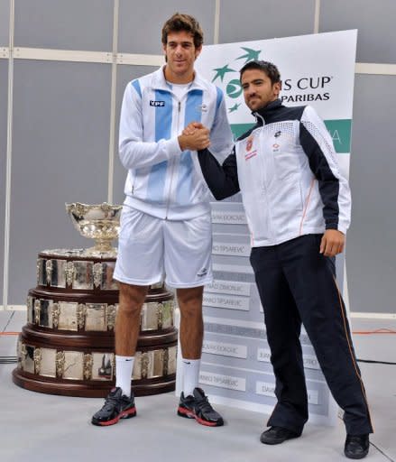 Argentina's Juan Martin Del Potro (L) shakes hands with Serbian Janko Tipsarevic during the draw for the Davis Cup semi-final in Belgrade, on September 15