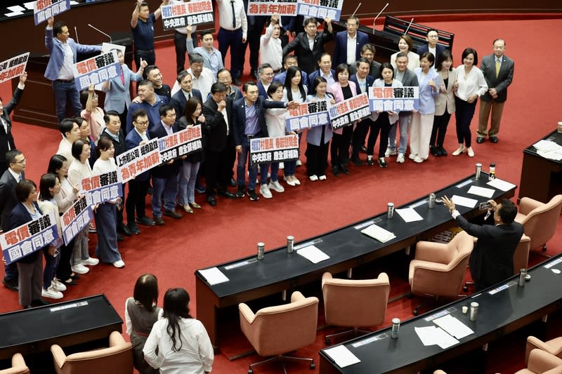 立法院會3日上演表決大戰，國民黨團要求將攸關電價調漲需送立院同意的電業法修正案抽出逕付二讀， 民眾黨團表態贊成。表決結果，藍白以人數優勢通過，國民黨團的電業法修正草案逕付二讀。（中央社）