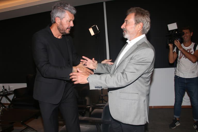 Marcelo Tinelli y Daniel Vila, el saludo protocolar y para las cámaras que refleja el acuerdo entre el conductor y uno de los dueños de América