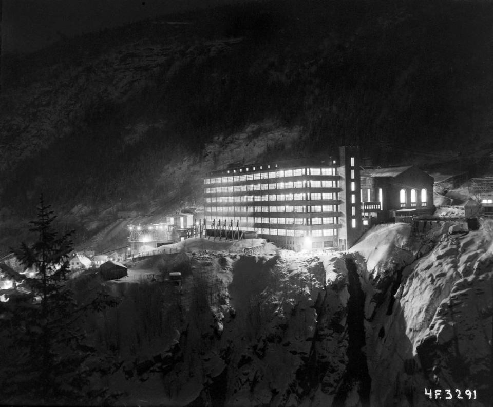 La Fábrica de Producción de Hidrógeno (19281929) por la noche, Vemork, Rjukan.