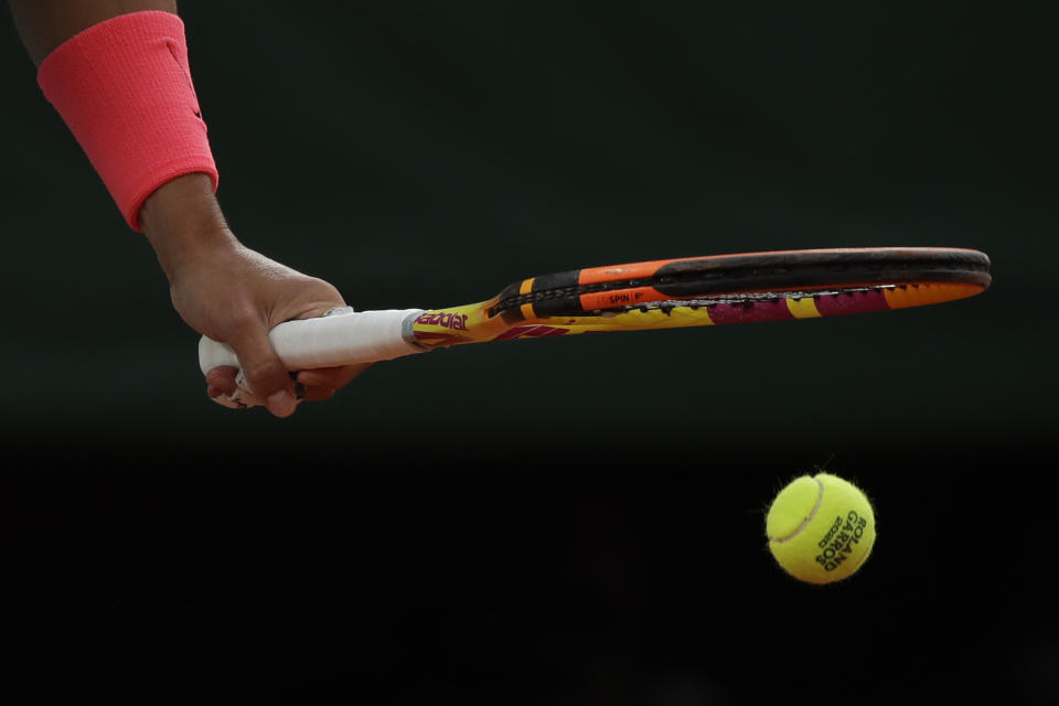 Rafael Nadal antes de sacar ante Egor Gerasimov en la primera ronda del Abierto de Francia, el lunes 28 de septiembre de 2020, en París. (AP Foto/Alessandra Tarantino)