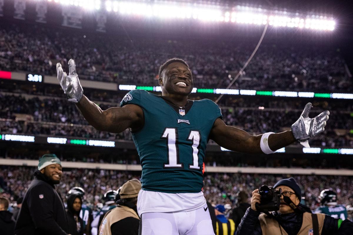 A.J. Brown has massive 3-touchdown day for undefeated Eagles, and