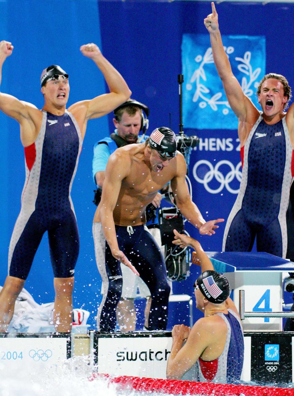 美國隊Michael Phelps (中), Peter Vanderkaay (左), Ryan Lochte (右) 和Klete Keller (水中) 在雅典奧運男子4x200公尺自由式接力奪金。(圖片來源：達志影像)