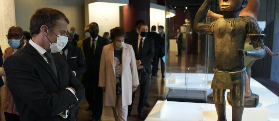 Une cérémonie présidée par Emmanuel Macron se tient ce mercredi 27 octobre au musée du Quai Branly, qui abrite des milliers d'œuvres africaines en partie pillées pendant la colonisation. 
