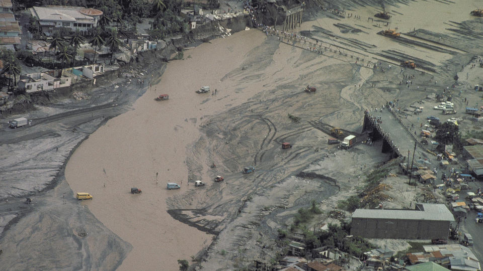 Mud and lahars from Mt. Pinatubo bury villages