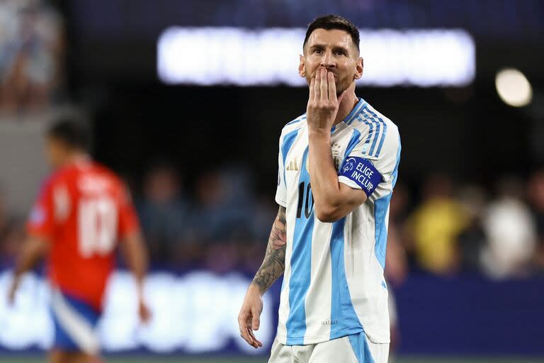 Lionel Messi de Argentina hace gestos durante el partido CONMEBOL Copa América 2024 entre Chile y Argentina