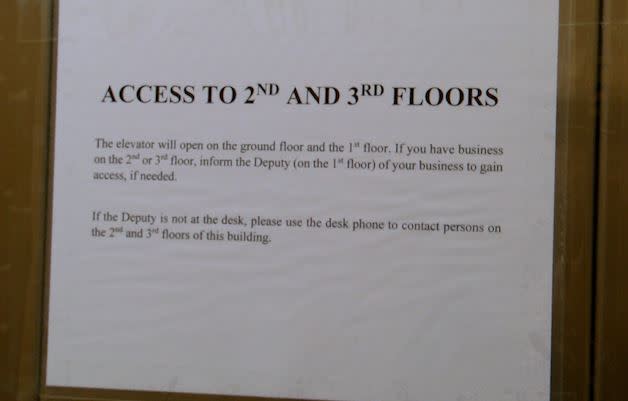 <em>The note left in the courthouse elevator informing guests of the new policy. (Photo: WJHL). </em>