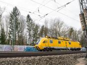 Eine Lok der Deutschen Bahn sichert die wegen eines Oberleitungsschadens gesperrte Bahnstrecke zwischen München und Stuttgart ab. Foto: Marc Müller