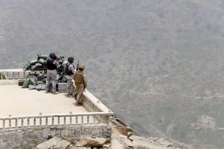 Saudi soldiers take their position at Saudi Arabia's border with Yemen, April 6, 2015. REUTERS/Faisal Al Nasser