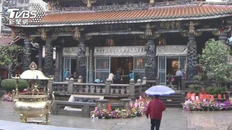 龍山寺外有街友和比丘尼發生衝突。（圖／TVBS資料畫面）