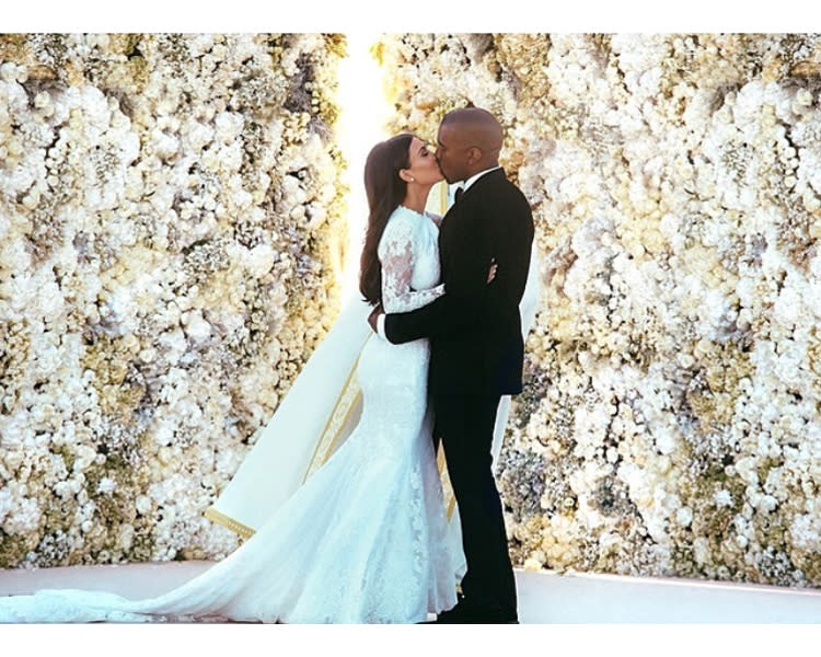 <p>Um ihre Liebe zu feiern, reichte Kim Kardashian und Kanye West nicht einfach nur ein Tag, nein, die Feierlichkeiten zu ihrer Hochzeit dauerten 2014 gleich ein ganzes Wochenende und fanden in verschiedenen Ländern statt: Zunächst trafen sich die Gäste in Paris, bevor es zum eigentlichen Event nach Italien, genauer gesagt ins schöne Städtchen Florenz, ging. Wie viel das alles gekostet hat, will man wahrscheinlich gar nicht wissen.<br>(Foto: Instagram/Kim Kardashian) </p>