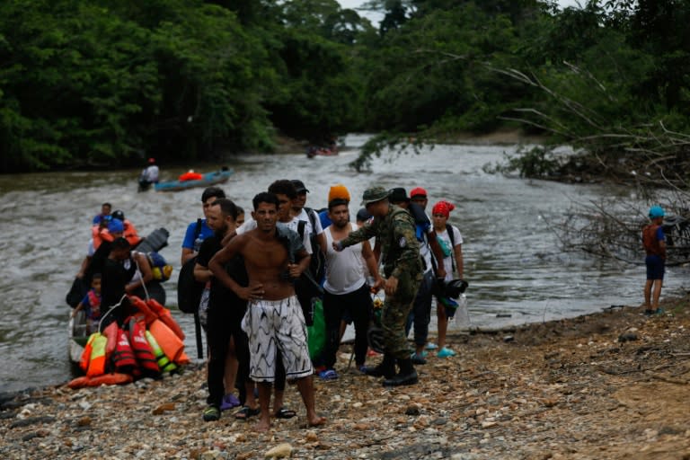 Migrantes son fotografiados a su llegada a la Estación de Recepción de Migrantes en Lajas Blancas, provincia de Darién, Panamá, el 6 de octubre de 2023 (Roberto CISNEROS)