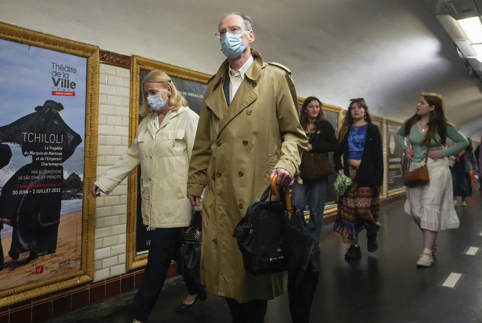 People wearing face masks to protect against COVID-19 rushes to a subway platform in Paris, Thursday, June 30, 2022. Virus cases are rising fast in France and other European countries after COVID-19 restrictions were lifted in the spring. With tourists thronging Paris and other cities, the French government is recommending a return to mask-wearing in public transport and crowded areas but has stopped short of imposing new rules. (AP Photo/Michel Euler)