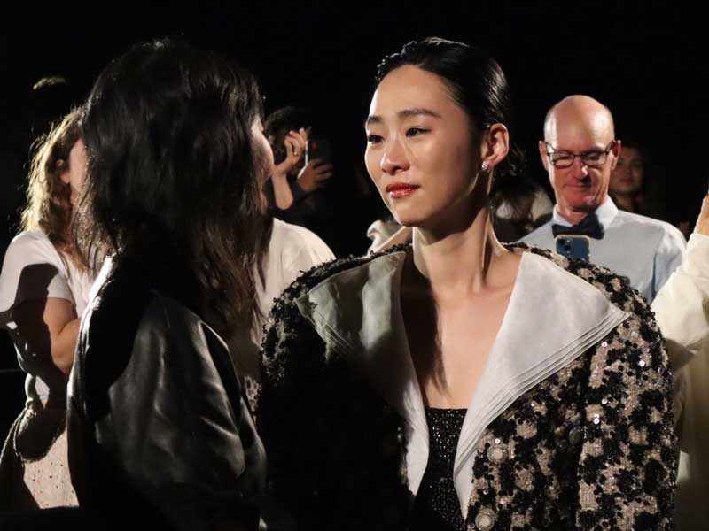 吳可熙在坎城影展《藍色太陽宮》首映會上，與導演Constance Tsang哭成一團。（圖／CAA提供）