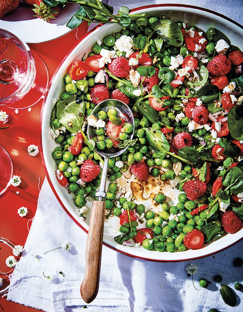 Salade sucrée-salée aux fruits rouges, petits pois, feta et menthe