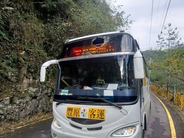 ▲中橫便道市區客運遭落石擊中，公總即刻應變戒護人員均安。（圖／公路總局）