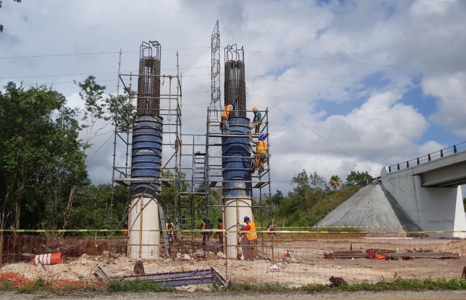 <p>El Tren Maya, una de las obras insignia de la administración del presidente Andrés Manuel López Obrador, tiene previsto entrar en operación en 2023 a pesar de los cambios en su ruta original.</p> <p>Se trata de un megaproyecto ferroviario de más de 1.500 kilómetros que atravesará cinco estados en la Península de Yucatán, en sur del país. El gobierno asegura que el Tren Maya, que transportará pasajeros y mercancías por Tabasco, Chiapas, Campeche, Yucatán y Quintana Roo, impulsará el desarrollo regional y la calidad de vida de sus habitantes con la creación de 379 mil empleos directos y 113 mil empleos indirectos.</p> <p>El Fondo Nacional de Fomento al Turismo dijo que la Secretaría de la Defensa, que coordina la construcción de las vías, se encargará de la operación y la administración de los ingresos y sus recursos a través de una nueva empresa militar.</p> <p>(FOTO: ELIZABETH RUIZ/CUARTOSCURO.COM)</p> 