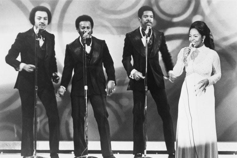 Musical group Gladys Knight and the Pips performing on stage in 1974. - Photo: Bettmann (Getty Images)