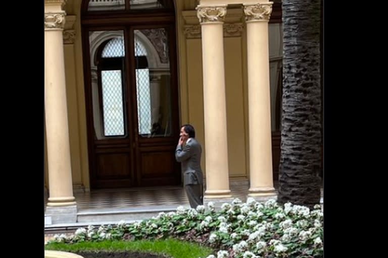 Leandro Sbaraglia grabando la serie de Menem en la Casa Rosada (Foto: Twitter @jmmoure)