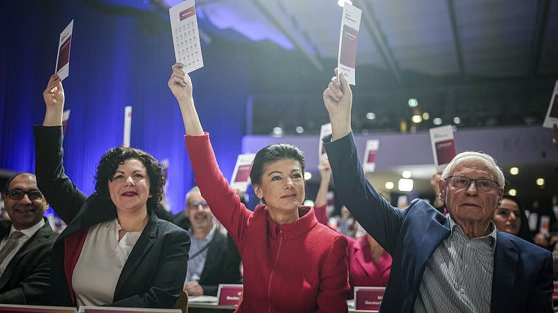 Gesto de los políticos alemanes durante la conferencia de fundación del nuevo partido Wagenknecht, en Berlín, el 27 de enero de 2024.